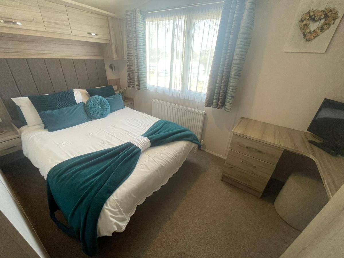 Lakeside Retreat 3 With Hot Tub, Private Fishing Peg Situated At Tattershall Lakes Country Park Esterno foto