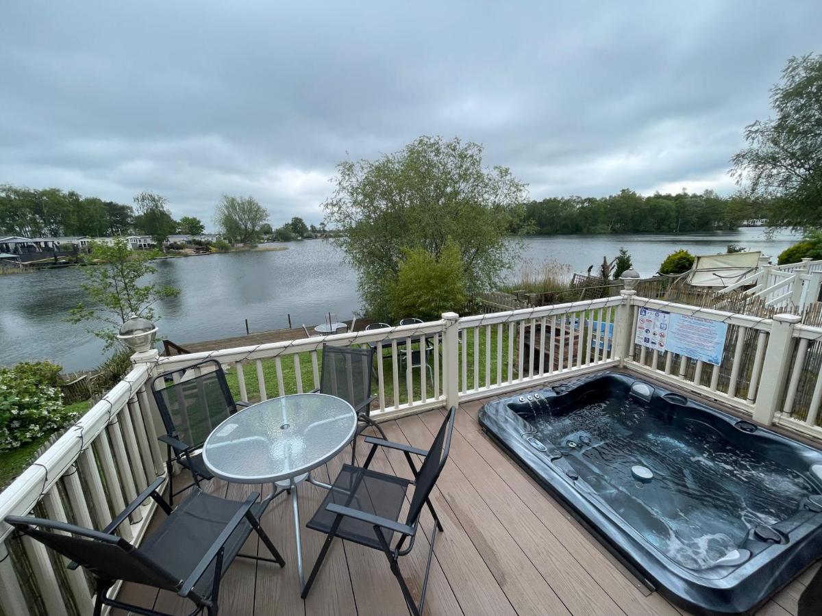 Lakeside Retreat 3 With Hot Tub, Private Fishing Peg Situated At Tattershall Lakes Country Park Esterno foto