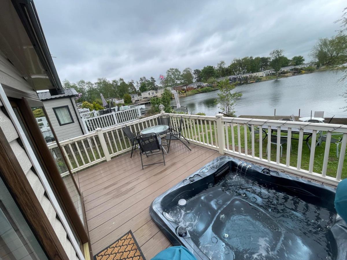 Lakeside Retreat 3 With Hot Tub, Private Fishing Peg Situated At Tattershall Lakes Country Park Esterno foto